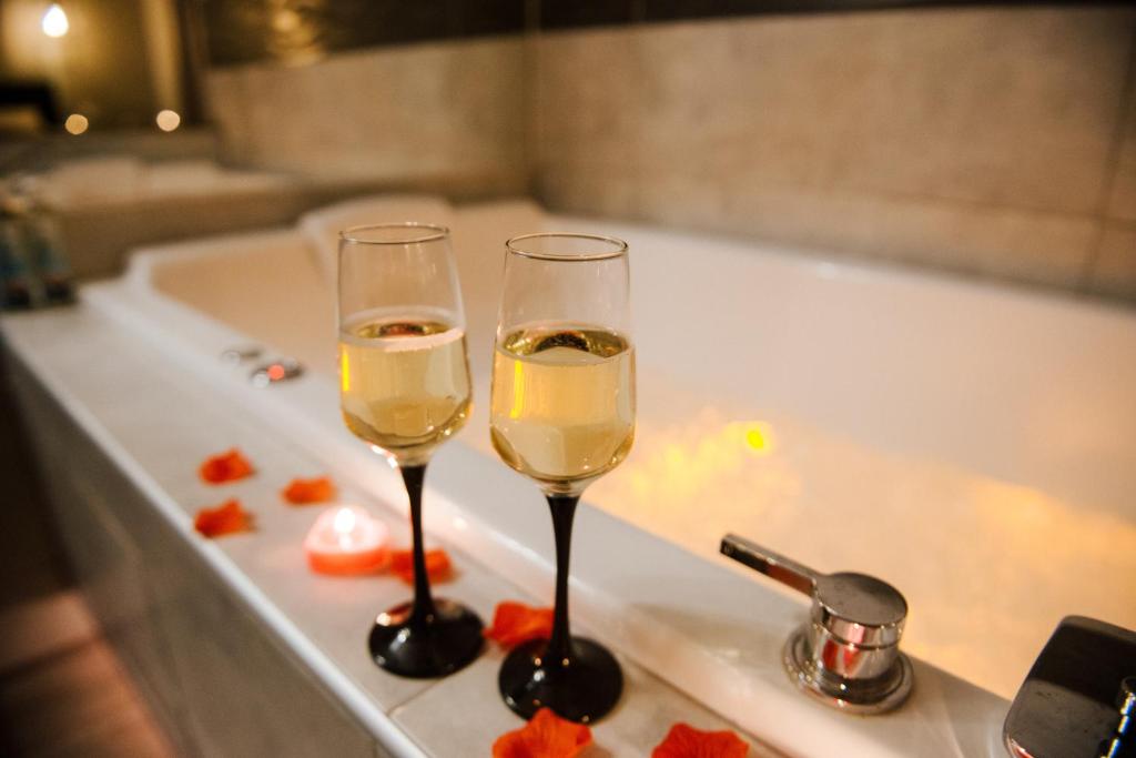 Boire La Suite Romantique avec Jacuzzi au Cœur de Perpignan Hôtels Spa