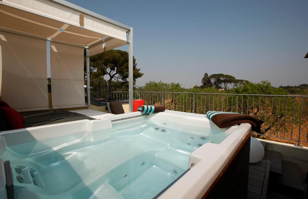 Domaine de Verchant & Spa - Relais & Châteaux Hôtels Spa à Montpellier Jacuzzi Domaine de Verchant & Spa - Relais & Châteaux Hôtels Spa à Montpellier Jacuzzi