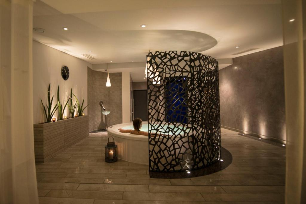 Jacuzzi Atlantic Hôtels Spa à Les Sables dʼOlonne Jacuzzi Atlantic Hôtels Spa à Les Sables dʼOlonne