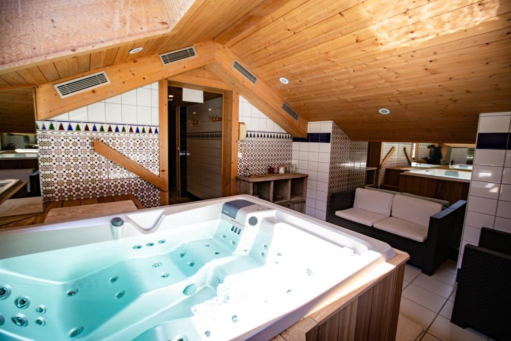 Jacuzzi Bellevue Hôtels Spa à Les Gets Jacuzzi Bellevue Hôtels Spa à Les Gets