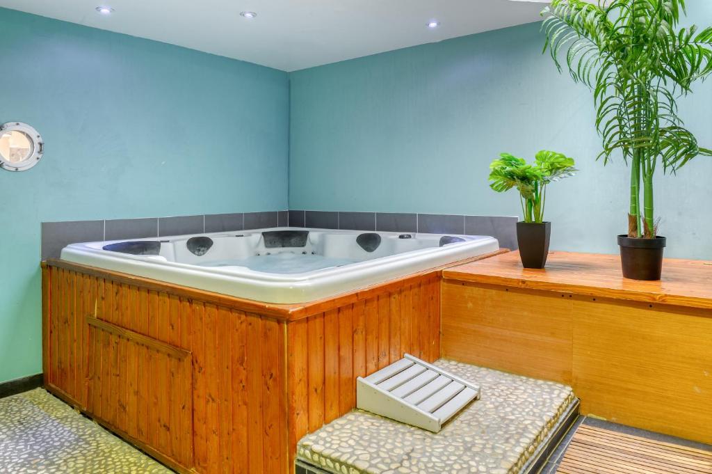 Jacuzzi Brit Hôtel du Commerce Bergerac Spa