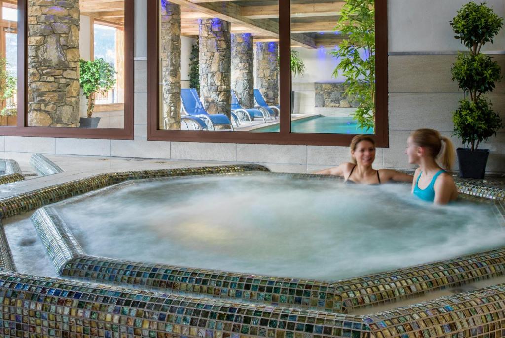 Jacuzzi CGH Résidences & Spas Les Chalets De Laÿssia Spa à Samoëns