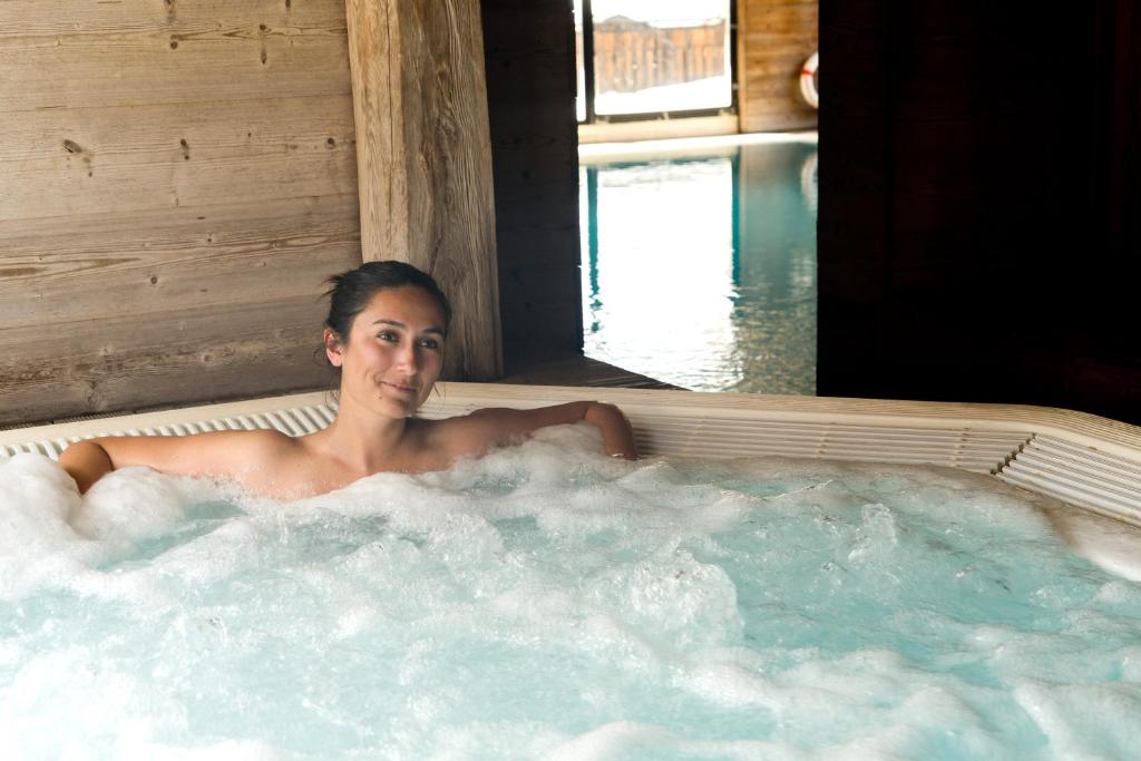 Jacuzzi Chalet-Hôtel La Marmotte, La Tapiaz & SPA, The Originals Relais (Hotel-Chalet de Tradition) Hôtels Spa à Les Gets Jacuzzi Chalet-Hôtel La Marmotte, La Tapiaz & SPA, The Originals Relais (Hotel-Chalet de Tradition) Hôtels Spa à Les Gets