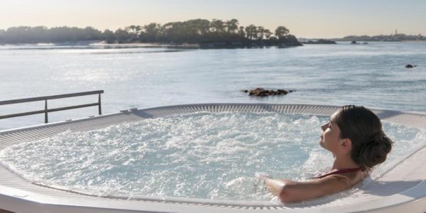 Jacuzzi Hôtel Beau Rivage Valdys Thalasso & Spa à Roscoff