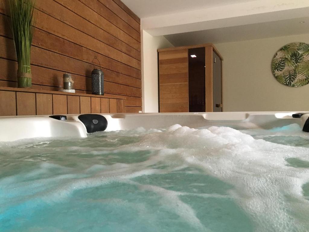 Jacuzzi Hôtel La Bastide des Monges Nyons Spa