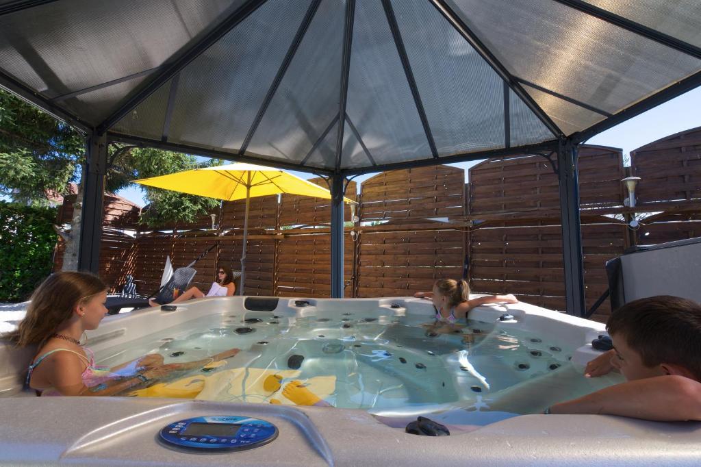 Jacuzzi Hôtel Logis Centrotel et Spa Bulles d'Allier Montmarault