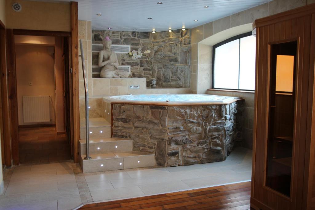 Jacuzzi Hôtel Restaurant & Spa Les Autanes Ancelle