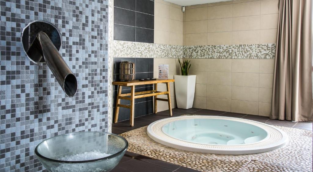 Jacuzzi Hôtel Spa Saint-Galmier Domaine la Charpinière, The Originals Collection