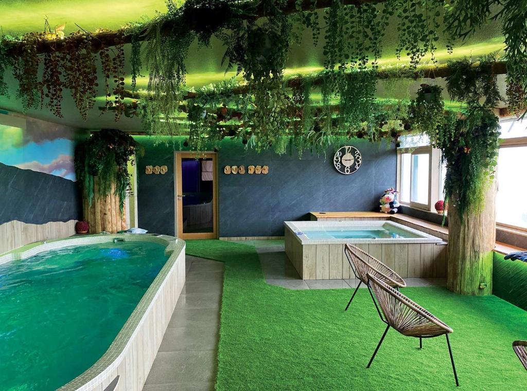 Jacuzzi Hôtel des Remparts Spa à Salers