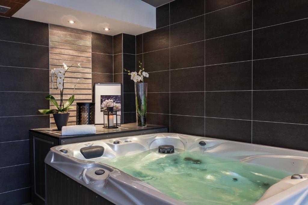 Jacuzzi Hôtels Spa à Caen Restaurant Ivan Vautier Jacuzzi Hôtels Spa à Caen Restaurant Ivan Vautier