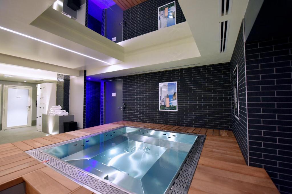 Jacuzzi Hôtels Spa à Centre-ville de Dijon Jacuzzi Hôtels Spa à Centre-ville de Dijon