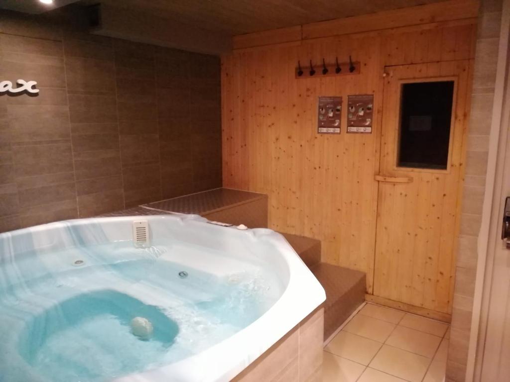 Jacuzzi Hôtels Spa à Pralognan-la-Vanoise Chalet Hôtel Les Airelles