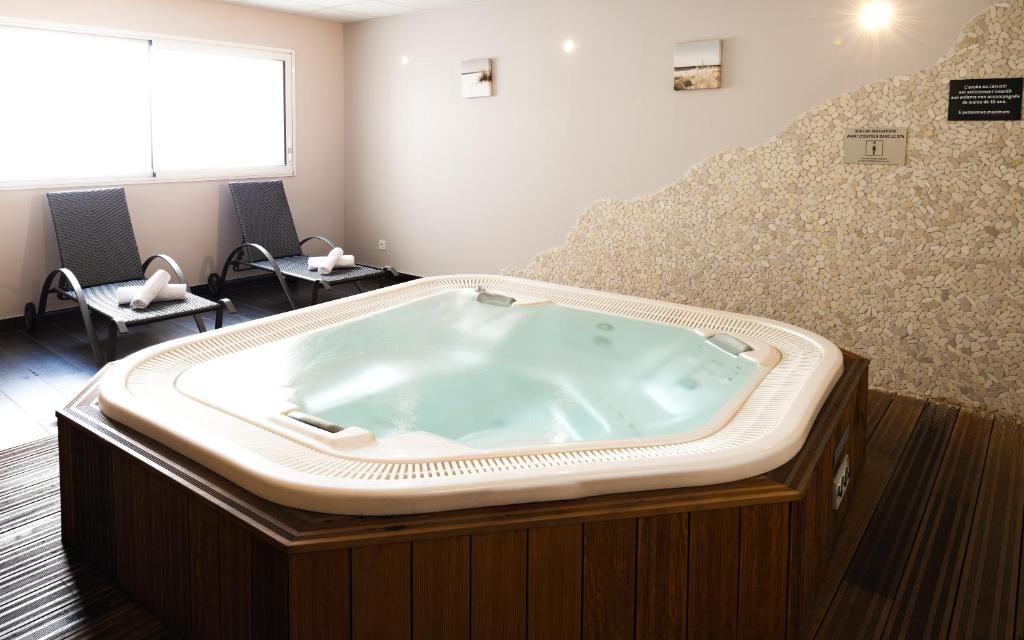 Jacuzzi Lagrange Vacances Les Patios Eugénie Hôtel Spa à Côte Basque