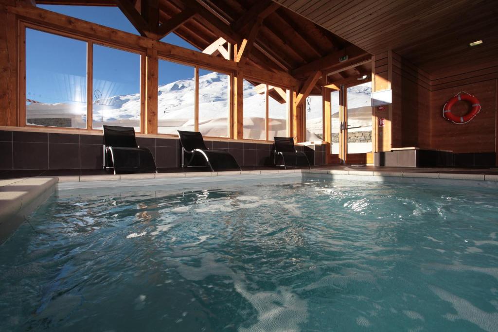 Jacuzzi Le Chalet du Mont Vallon Resort Hôtel & Spa à Les Menuires Jacuzzi Le Chalet du Mont Vallon Resort Hôtel & Spa à Les Menuires