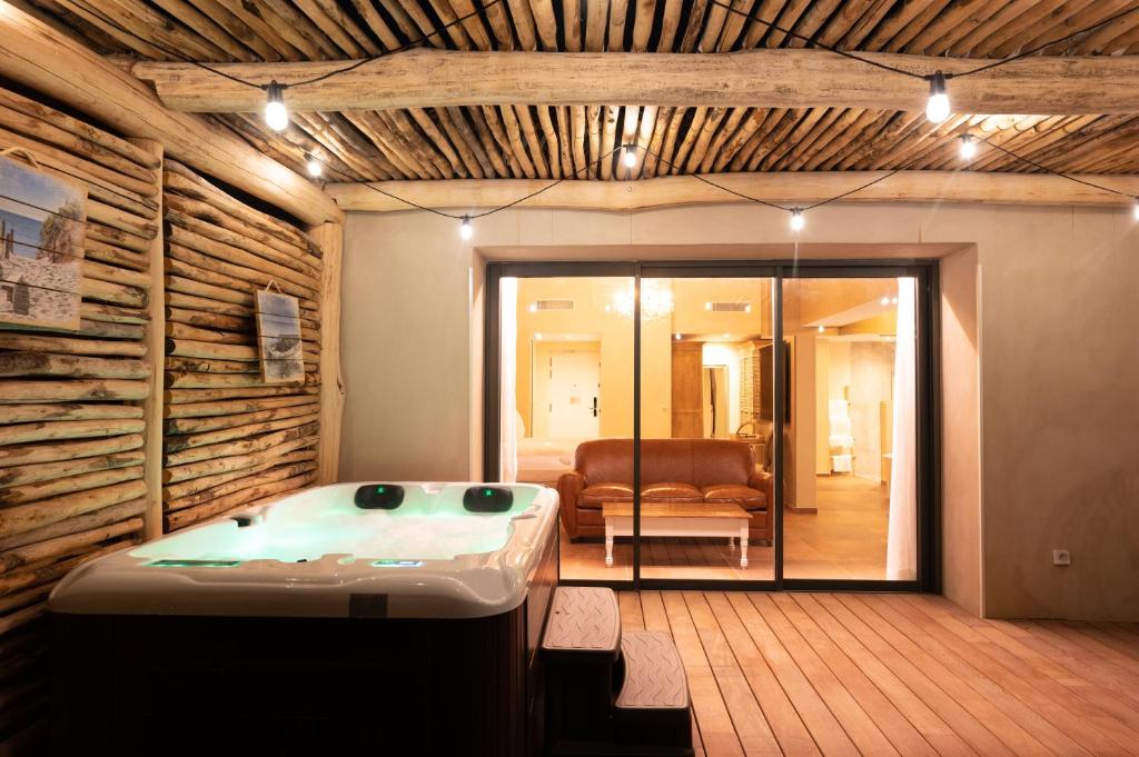 Jacuzzi Le Hameau Des Pesquiers Ecolodge & Spa, Curio Collection By Hilton à Hyères Club Le Plein Sud Vacances Bleues