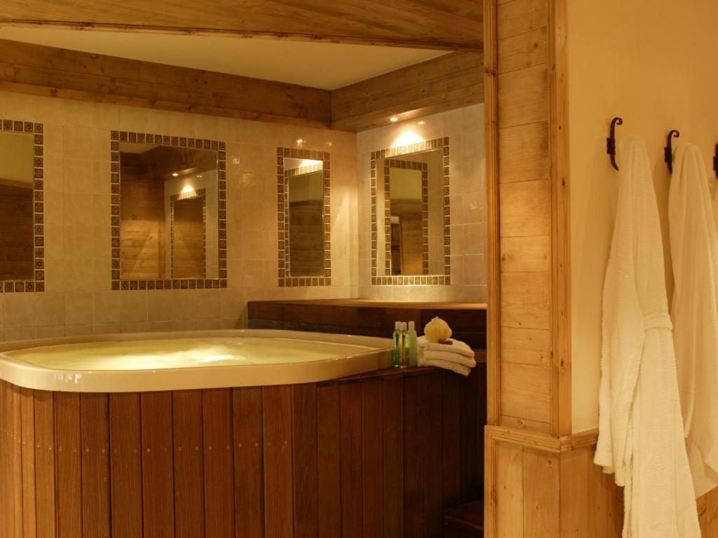 Jacuzzi Le Hameau de la Sapinière Hôtel & Spa à Les Menuires Jacuzzi Le Hameau de la Sapinière Hôtel & Spa à Les Menuires