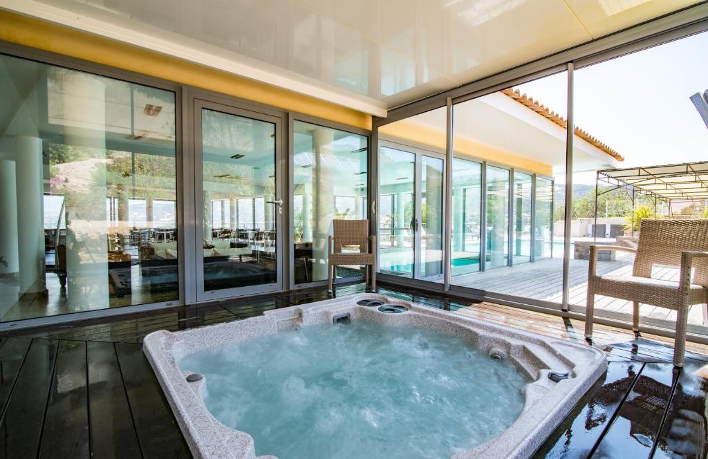 Jacuzzi Le Mariana Hôtels Spa à Calvi