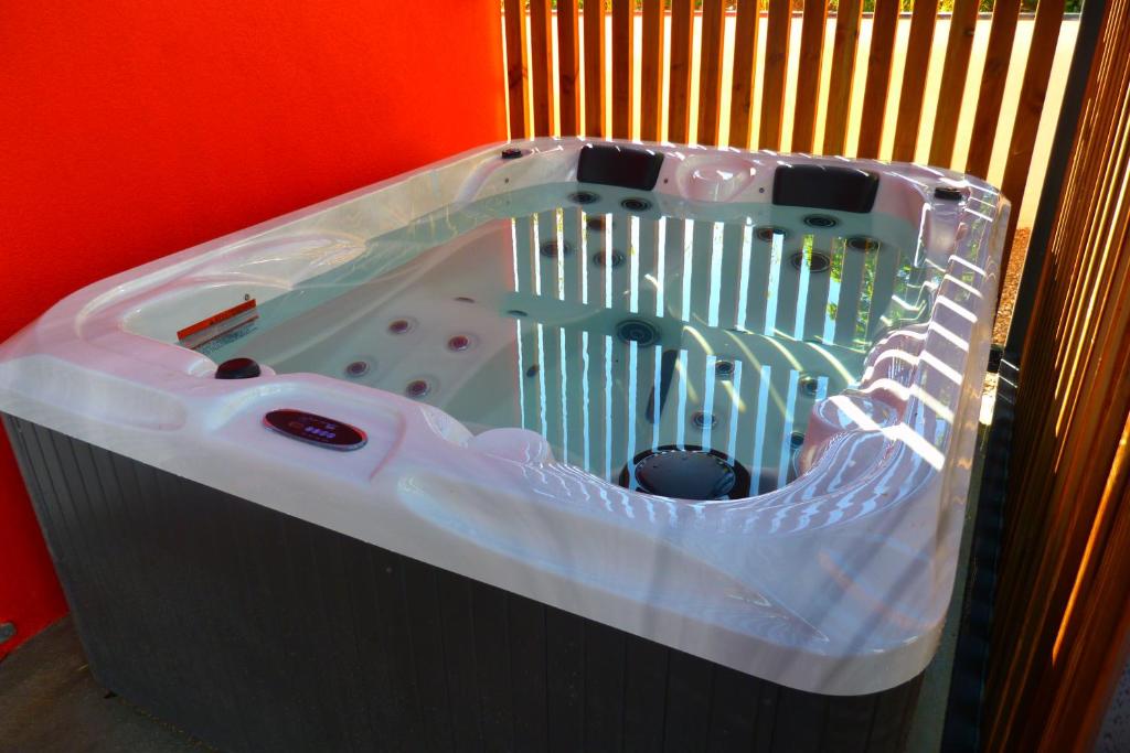 Jacuzzi Les Lodges - Villa avec spa privatif Hôtels Spa à Valensole