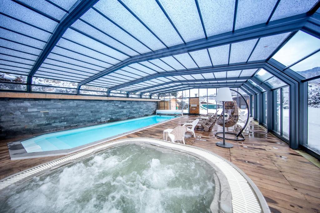 Jacuzzi Logis Hotel Gai Soleil Spa à Samoëns