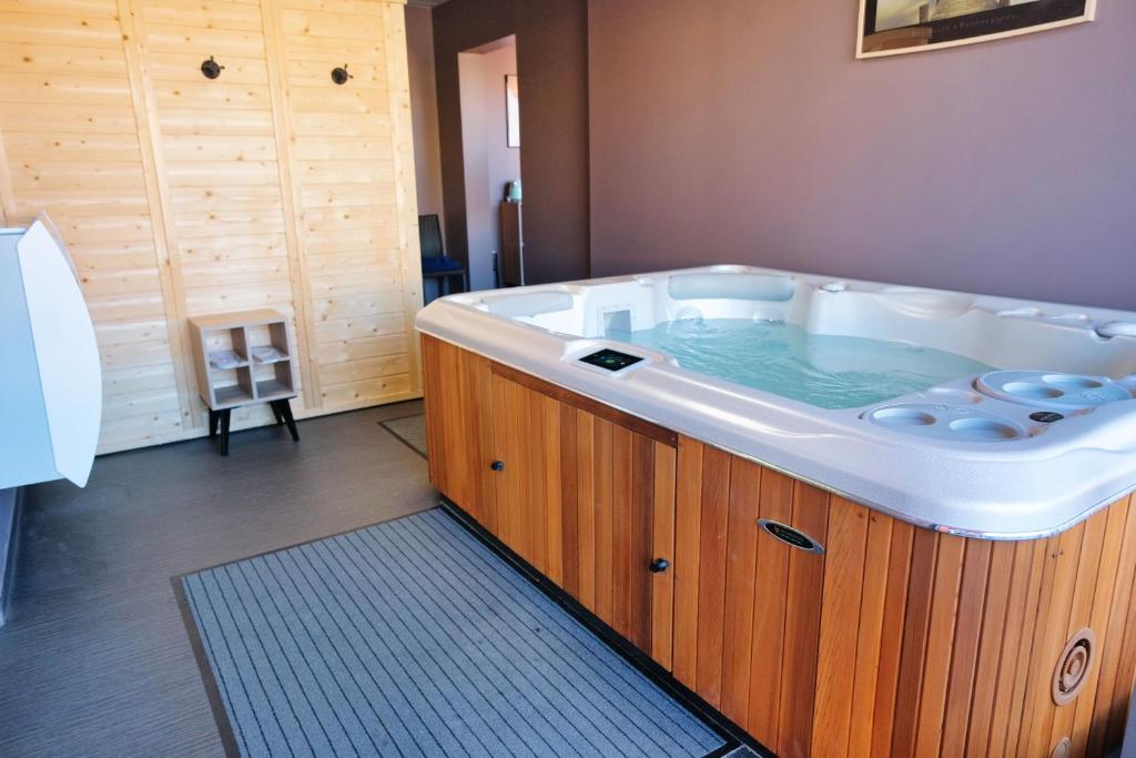 Jacuzzi Spa à Port Leucate Cit'Hotel Hôtel des 2 Golfs Jacuzzi Spa à Port Leucate Cit'Hotel Hôtel des 2 Golfs