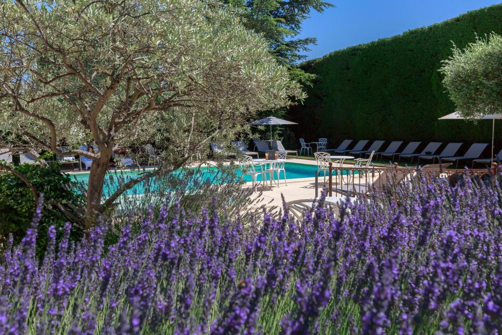 Piscine Auberge de Cassagne & Spa Hôtels Spa à Le Pontet