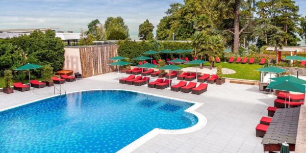 Piscine Hilton Evian Les Bains Hôtels Spa à Évian-les-Bains