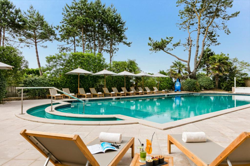 Piscine Hôtel Barrière L'Hermitage Garden and Spa à La Baule