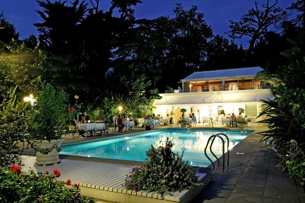 Piscine Hôtel Parc Victoria à Côte Basque