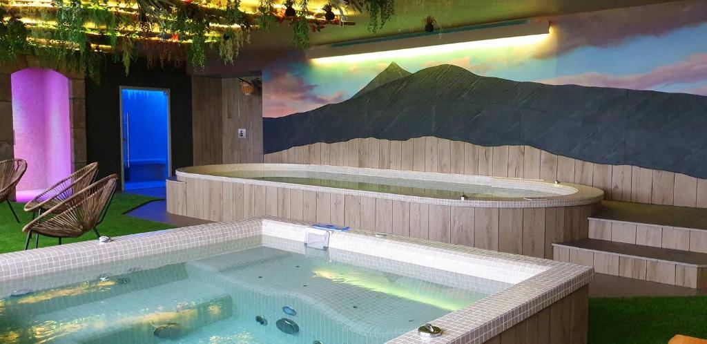 Piscine Hôtel des Remparts Spa à Salers