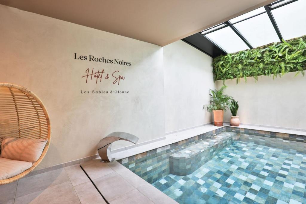 Piscine Hôtels & Spa Les Roches Noires Spa à Les Sables dʼOlonne Piscine Hôtels & Spa Les Roches Noires Spa à Les Sables dʼOlonne
