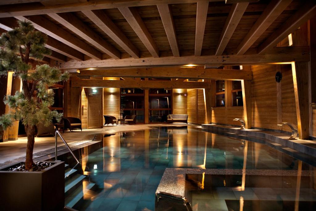 Piscine Intérieure Au Coeur du Village Hôtels Spa à La Clusaz