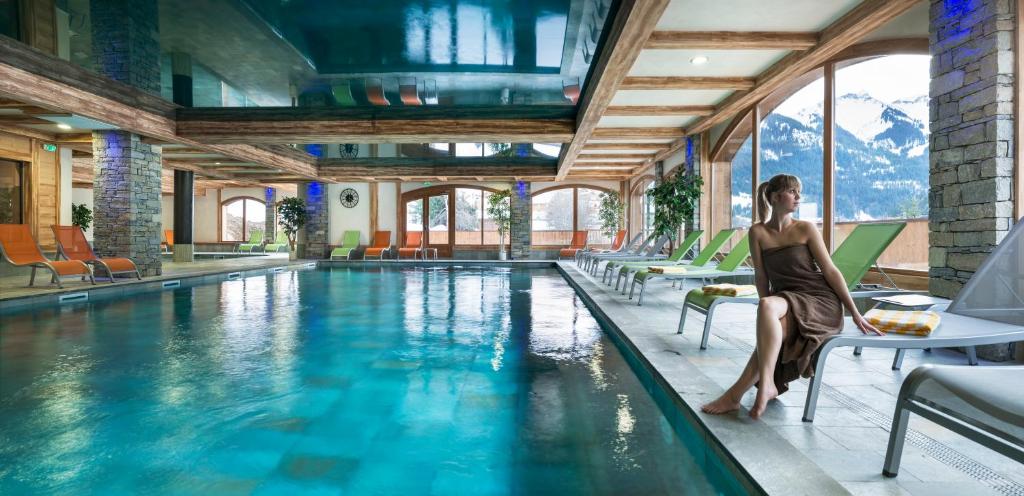 Piscine Intérieure CGH Résidences & Spas Les Chalets d'Angèle Hôtels Spa à Châtel Piscine Intérieure CGH Résidences & Spas Les Chalets d'Angèle Hôtels Spa à Châtel