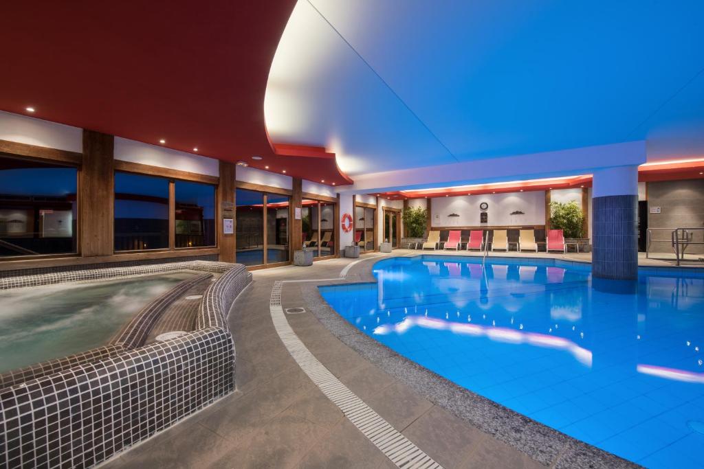 Piscine Intérieure CGH Résidences & Spas Les Clarines Hôtel & Spa à Les Menuires Piscine Intérieure CGH Résidences & Spas Les Clarines Hôtel & Spa à Les Menuires