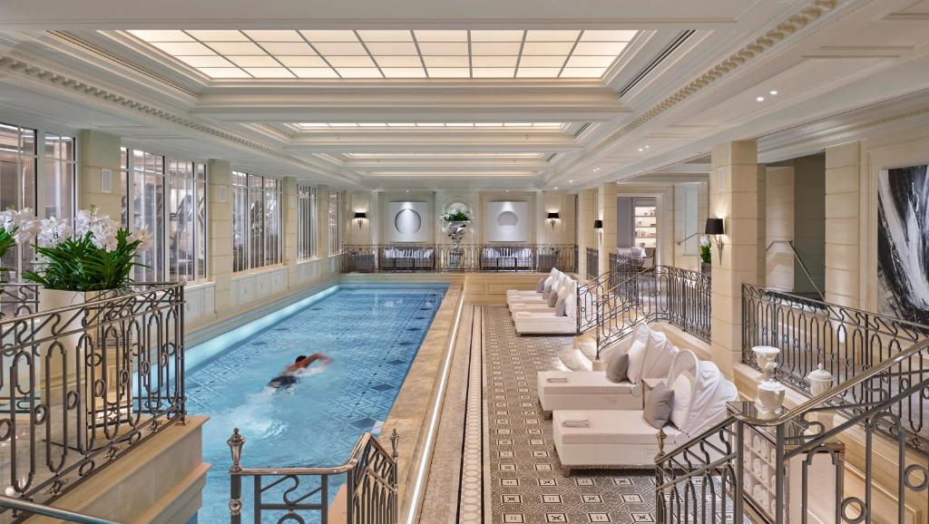 Piscine Intérieure Four Seasons Hôtel George V Paris à Champs-Élysées