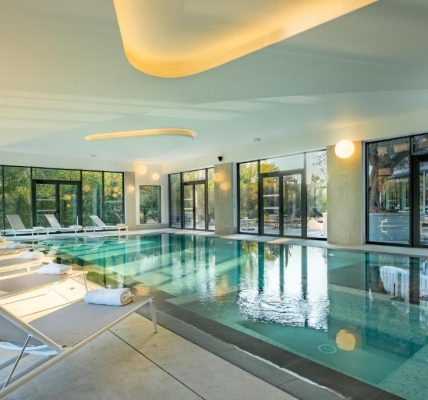 Piscine Intérieure GOLDEN TULIP LYON OUEST TECHLID Hôtel & Spa Limonest