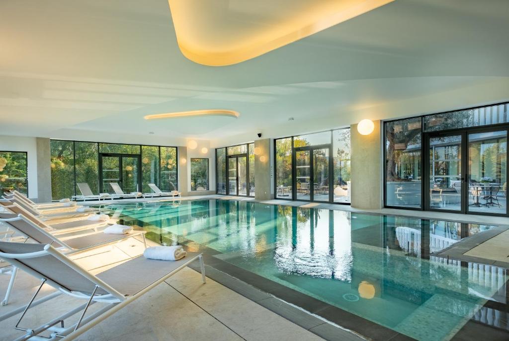 Piscine Intérieure GOLDEN TULIP LYON OUEST TECHLID Hôtel & Spa Limonest
