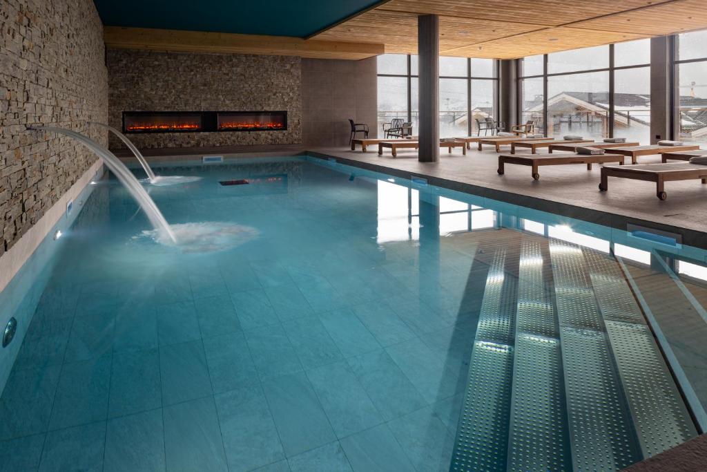 Piscine Intérieure HIGALIK Hôtel Hôtel & Spa à Les Menuires Piscine Intérieure HIGALIK Hôtel Hôtel & Spa à Les Menuires
