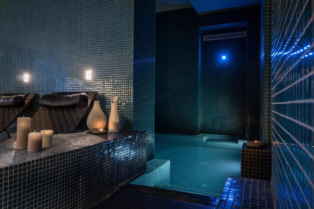 Piscine Intérieure Hôtel C2 Hôtel Spa à Marseille