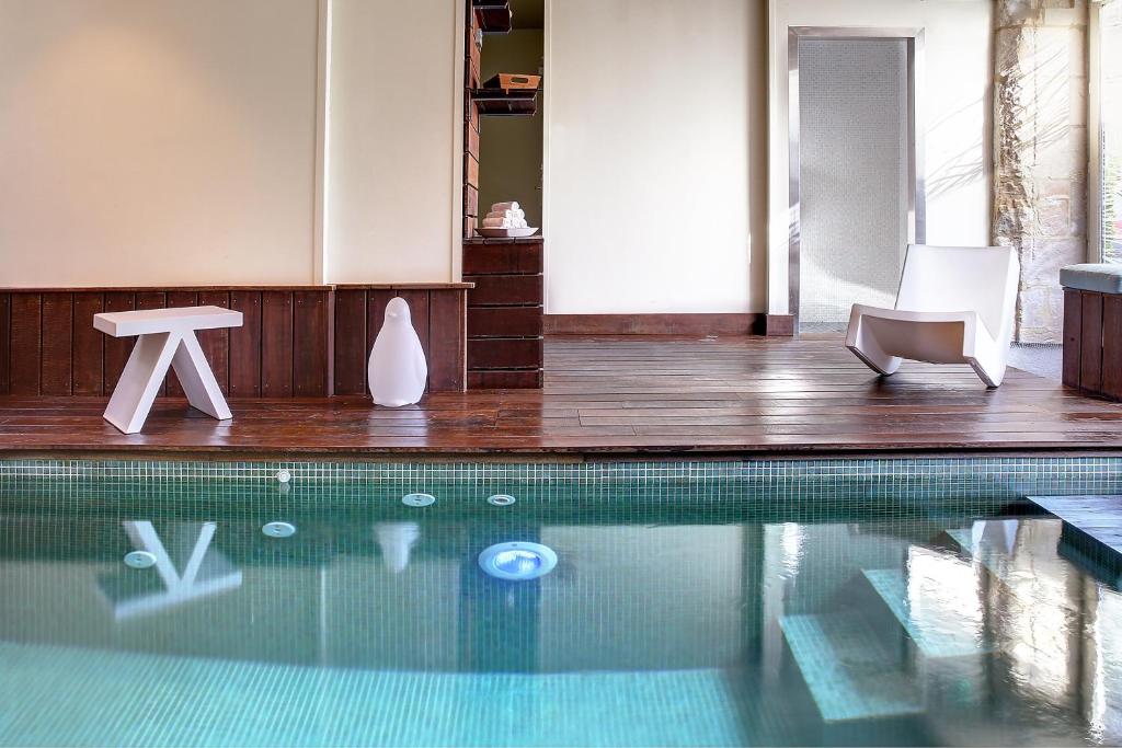 Piscine Intérieure Hôtel Restaurant Le Dauphin et Le Spa du Prieuré Caen Piscine Intérieure Hôtel Restaurant Le Dauphin et Le Spa du Prieuré Caen