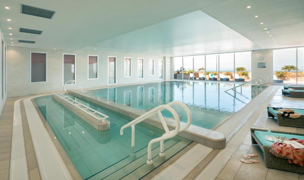 Piscine Intérieure Hôtel Spa Hôtel de la Baie - Thalassothérapie PREVITHAL Donville-les-Bains