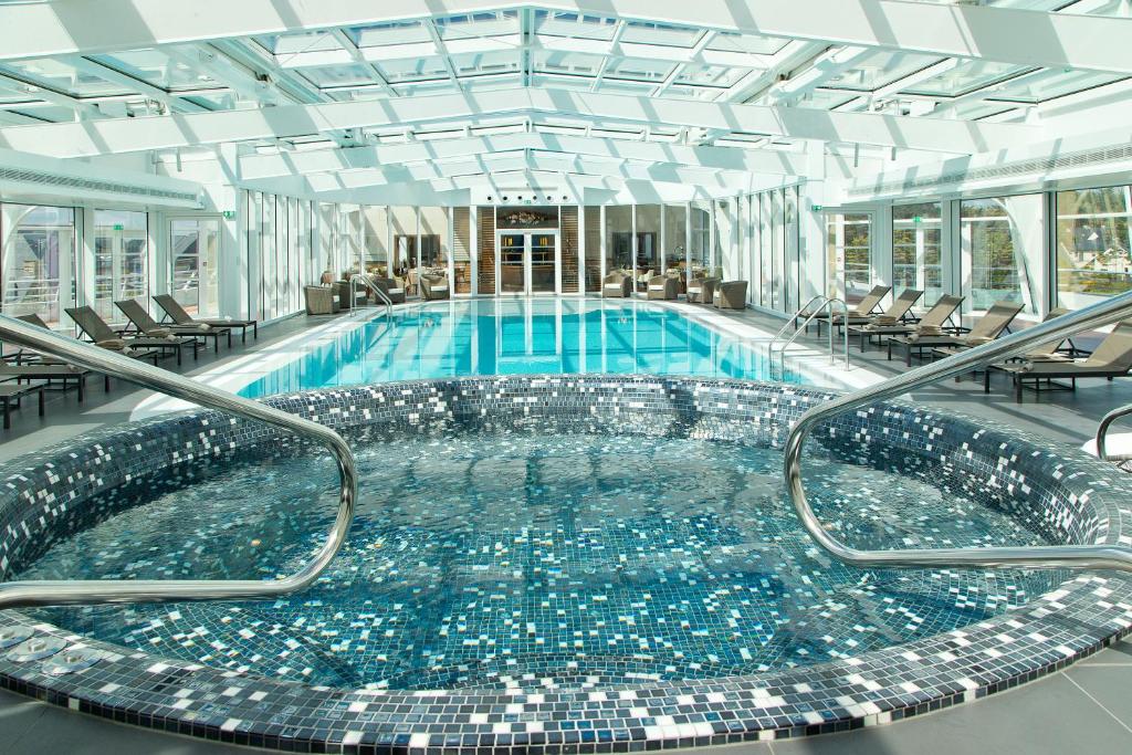 Piscine Intérieure Hôtel Spa Miramar La Cigale Hôtel Thalasso & Spa Arzon