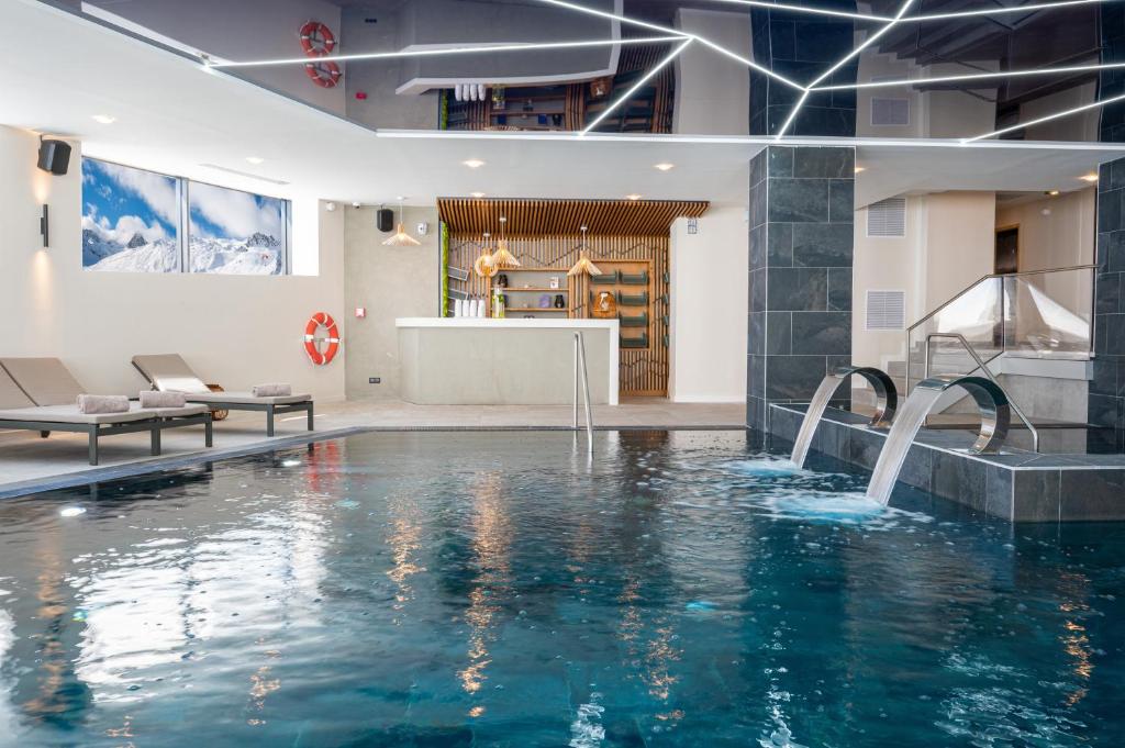 Piscine Intérieure Hôtel VoulezVous by Les Etincelles Spa à Tignes Piscine Intérieure Hôtel VoulezVous by Les Etincelles Spa à Tignes