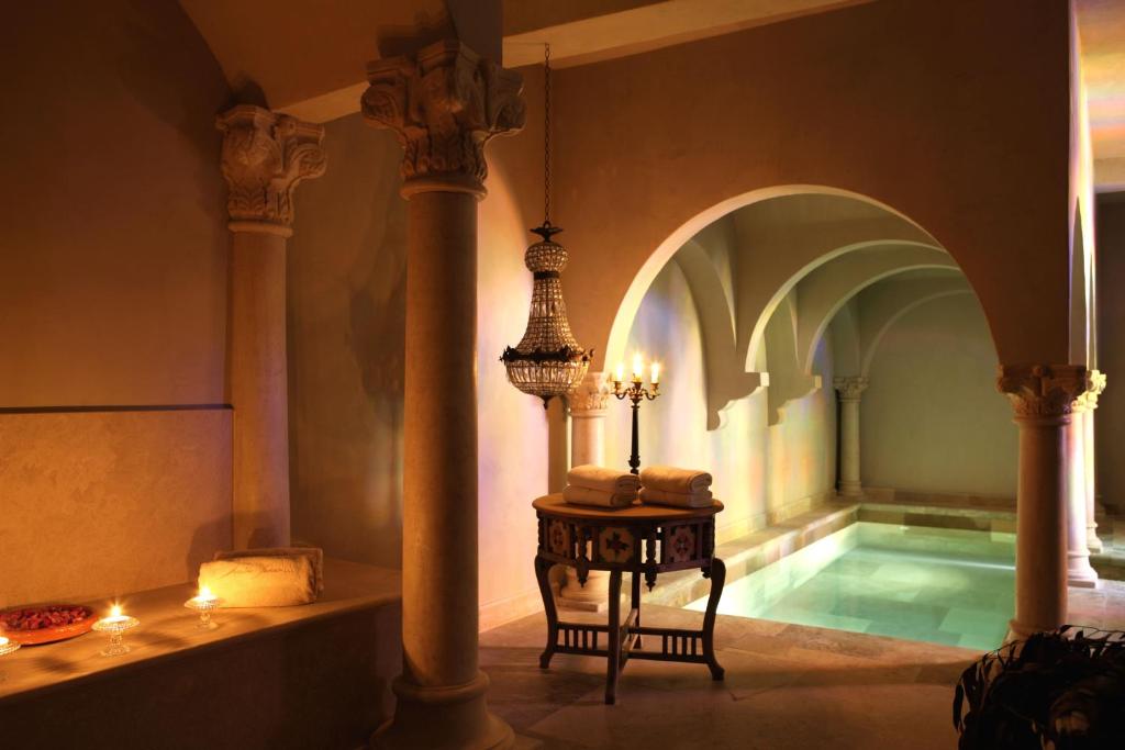 Piscine Intérieure Jardins Secrets Hôtels Spa à Nîmes