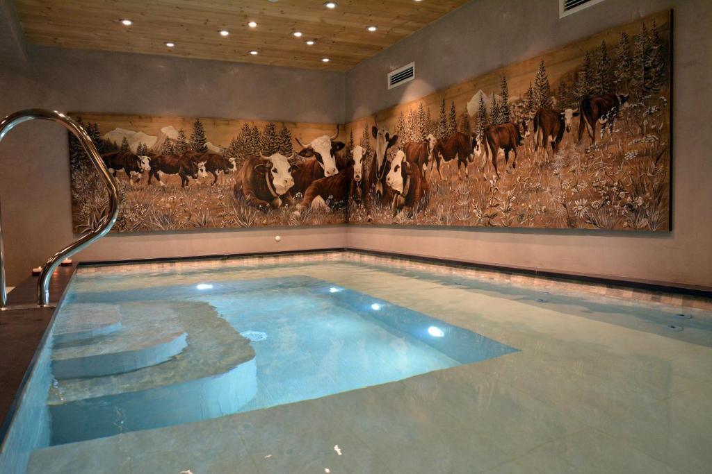 Piscine Intérieure La Clef des Champs Hôtels Spa à Morzine