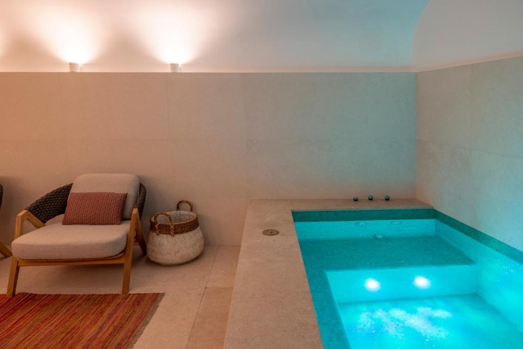 Piscine Intérieure La Mère Germaine Hôtels Spa à Châteauneuf-du-Pape