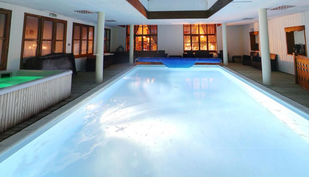 Piscine Intérieure Lautaret Lodge & Spa à Le Monêtier-les-Bains Piscine Intérieure Lautaret Lodge & Spa à Le Monêtier-les-Bains