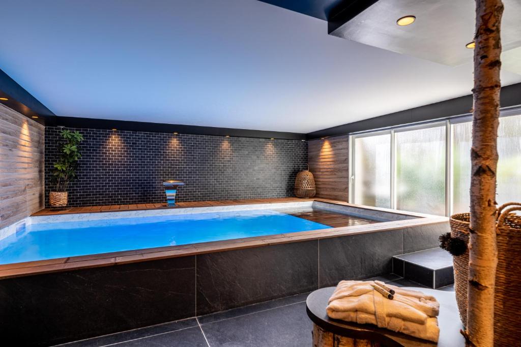 Piscine Intérieure Le Bailliage Hôtels Spa à Salers