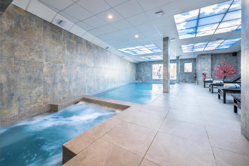 Piscine Intérieure Madame Vacances Hôtel & Spa Le Mottaret à Méribel
