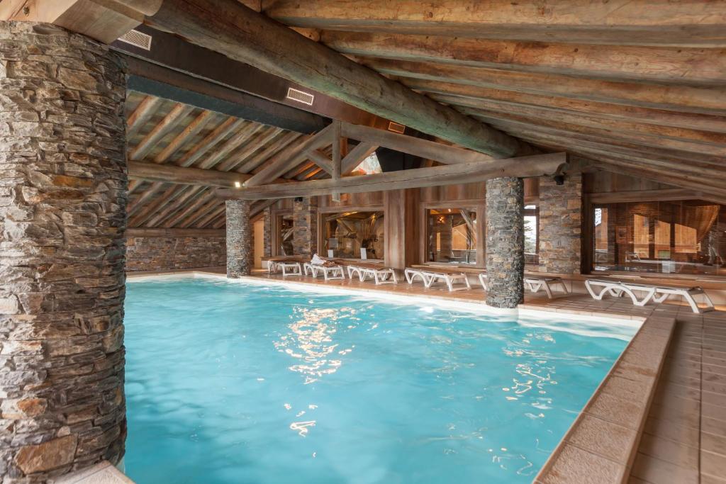 Piscine Intérieure Résidence Pierre & Vacances Premium Les Alpages de Reberty Hôtel & Spa à Les Menuires Piscine Intérieure Résidence Pierre & Vacances Premium Les Alpages de Reberty Hôtel & Spa à Les Menuires