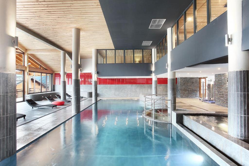 Piscine Intérieure Résidence Prestige Odalys Les Fermes de Châtel Spa à Châtel Piscine Intérieure Résidence Prestige Odalys Les Fermes de Châtel Spa à Châtel